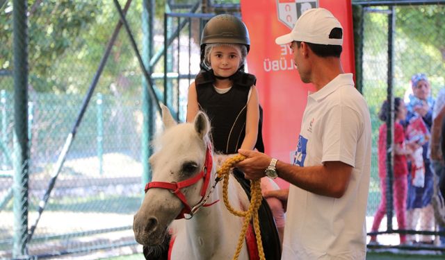 Pony Kulüp Çiftlikköylü çocuklarla buluştu