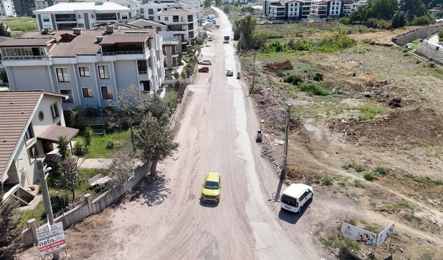 Çiftlikköy’de asfalt çalışması: Müjdeyi Başkan Yele verdi