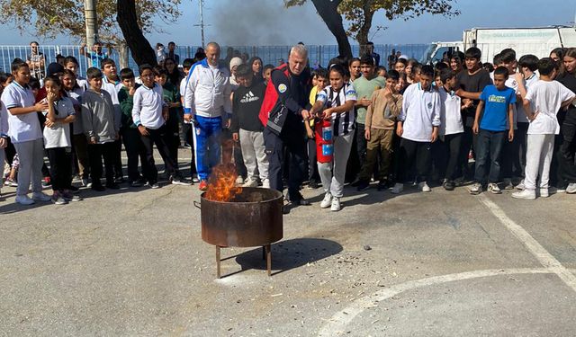 Çınarcık'ta itfaiyeden öğrencilere uygulamalı eğitim