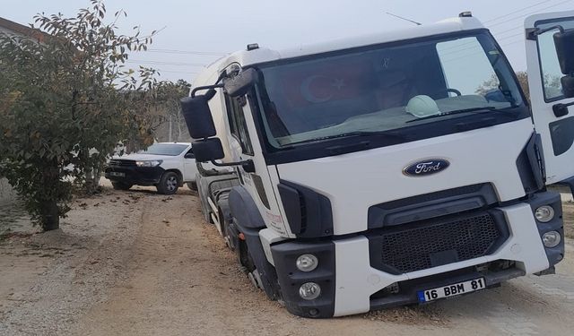 Yalova’da akıl almaz kaza: Beton mikseri yola saplandı