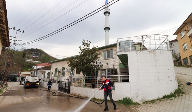 Yalova Belediyesi’nden Ramazan Bayramı Öncesi Camii Temizliği