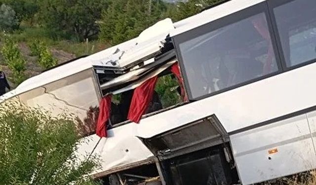 Isparta'da Tur Otobüsü Şarampole Devrildi: 16 Yaralı