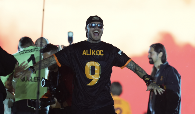 Icardi'den Kutlamalarda Olay Hareket: Ali Koç Yazılı Forma ve "Fener Ağlama" Tezahüratı