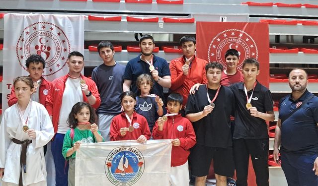 Çiftlikköy’ün Karate Yıldızları Madalyaya Doymadı