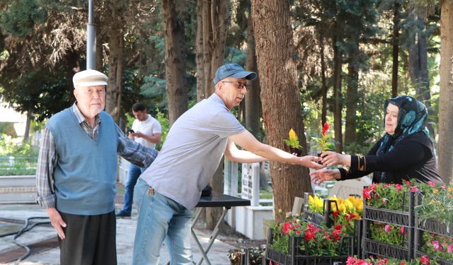 Bayramda Mezarlıklara Renkli Dokunuş
