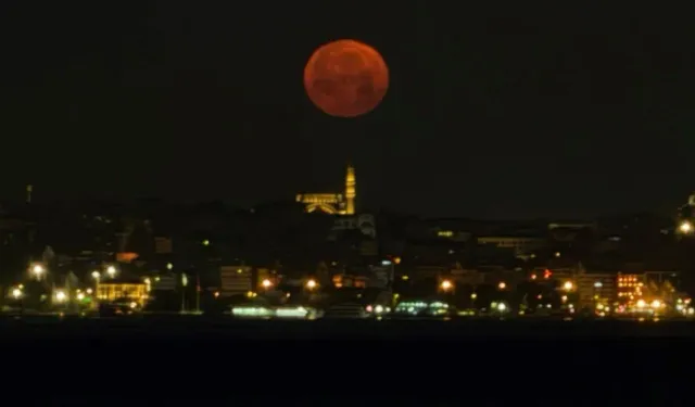 İstanbul’da Çilek Dolunayı Büyüledi