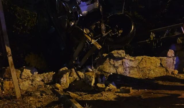 Hurdaya dönen araçtan kendi imkanlarıyla çıktılar