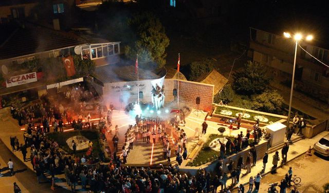 Altınova’da 300 Metrelik Türk Bayrağıyla 29 Ekim Fener Alayı Coşkusu