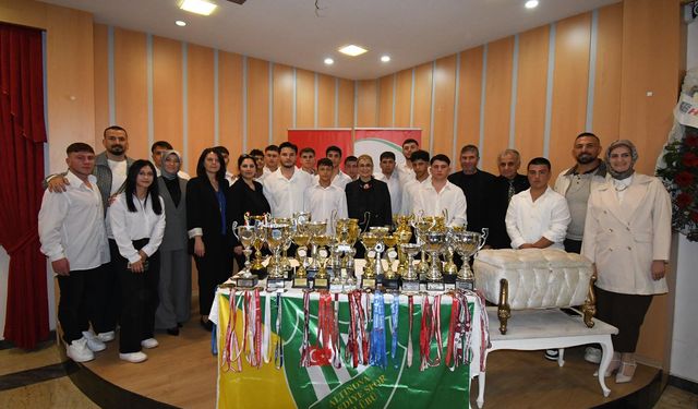 Güreşçilerimize Yıl Sonu Ödül Yemeği Düzenlendi