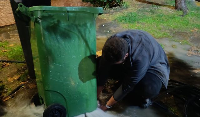 CEVDET AYDIN PARKI’NDAKİ SU ARIZASINA BELEDİYE EKİPLERİNDEN ANINDA MÜDAHALE