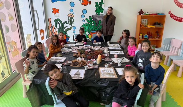 Minikler Kahve Kokulu Resimlerle Renkli Bir Gün Geçirdi