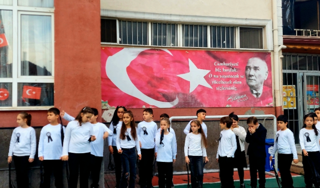 Yalova Atatürk İlkokulu’nda 10 Kasım Atatürk’ü Anma Töreni Duygusal Anlara Sahne Oldu