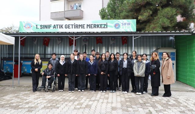 Öğrenciler Sıfır Atık Merkezinde