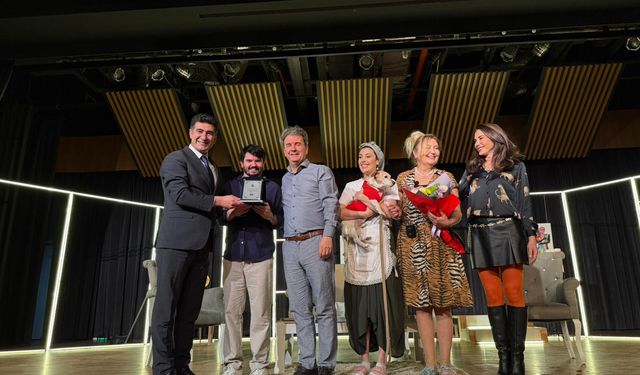 Yalova’da “Doktor Bana Bir Çare” Oyunu Kahkaha Dolu Anlara Sahne Oldu