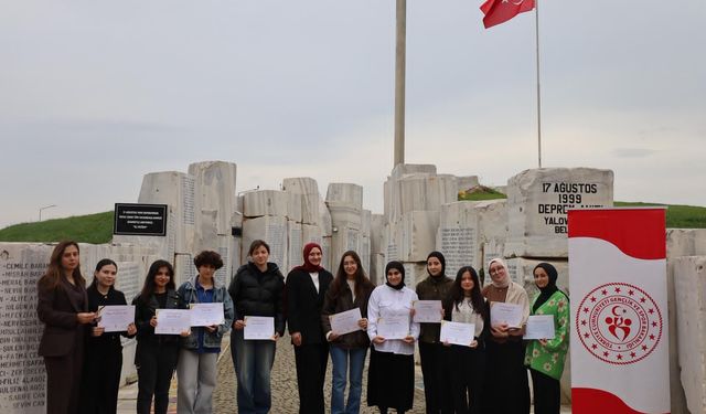Dünya Gönüllüler Günü’nde Üniversiteli Gençlerden Deprem Anıtı’nda Anlamlı Dokunuş