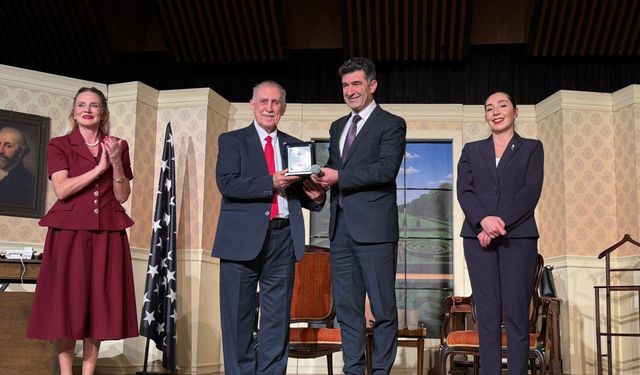 Yalova’da “Olaylar Çok Büyük” Oyunu Sahnelendi: Sanatseverler Kahkahaya Doydu