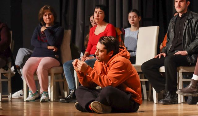 Bora Akkaş’ın “Harika Şeyler Listesi” Oyunu Yalova’da Büyük Beğeni Topladı