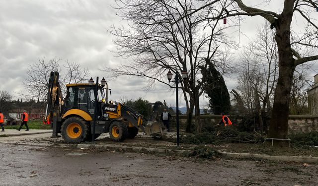 Altınova’da Fırtına Alarmı: Belediye Ekipleri Teyakkuzdaydı