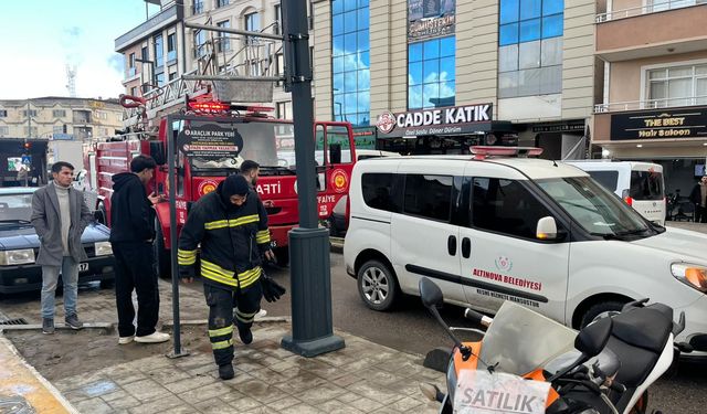 Altınova’da Boş Dairede Yangın: İtfaiye Alevleri Büyümeden Söndürdü