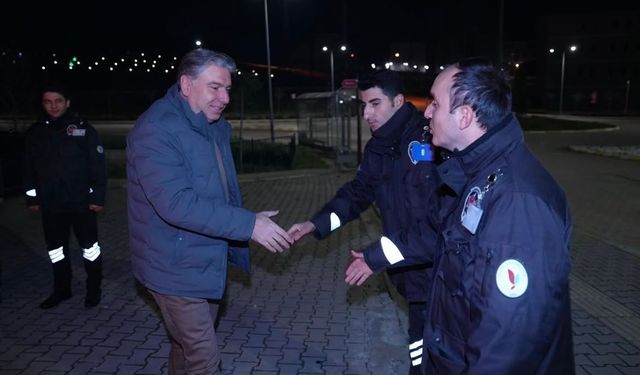 Rektör Bahçekapılı’dan Gece Mesaisindeki Güvenliğe Ziyaret