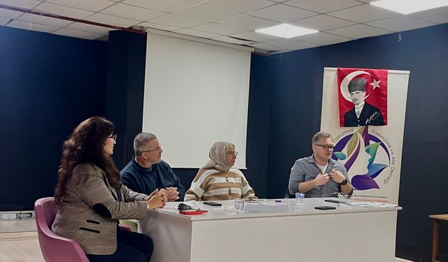 Yalovalı Gazeteciler Mesleğin Perde Arkasını Anlattı  KATFA-DER’in düzenlediği programda Yalovalı gazeteciler meslek den