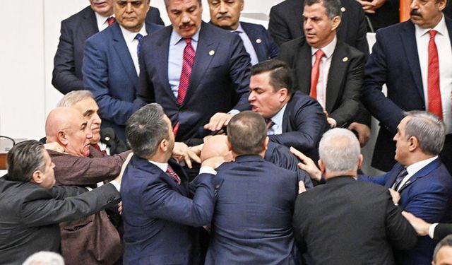 Meclis’te Yemin Töreninde Tansiyon Yükseldi: Milletvekilleri Arasında Arbede Yaşandı