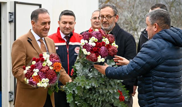 Vali Dr. Ahmet Hamdi Usta’dan Koru’da Kesme Çiçek Üreticilerine Ziyaret