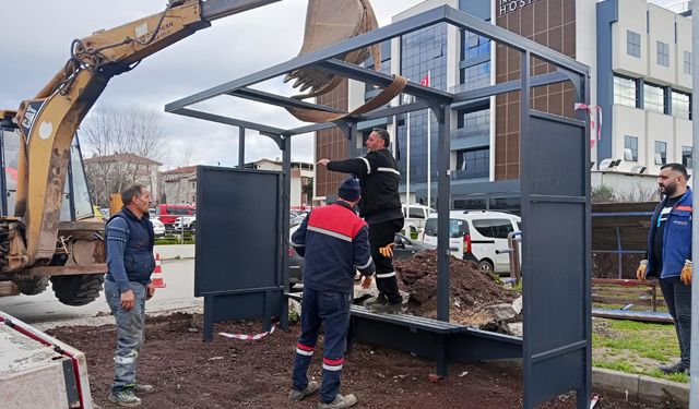 Çiftlikköy’de Duraklar Yenileniyor: Yeni Nesil Modeller Yerleştirilmeye Başlandı