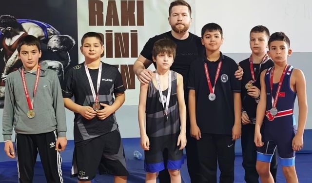 Yalova Belediyesporlu Güreşçiler Grup Müsabakalarına Yükseldi