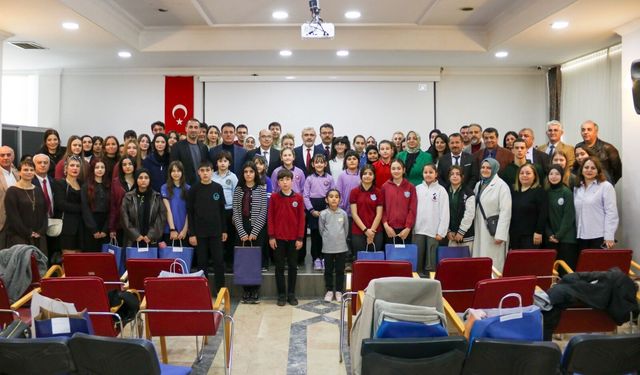 "Dilimizin Zenginlikleri” ve 12 Mart Temalı Yarışmalarda Dereceye Giren Öğrencilere Ödül