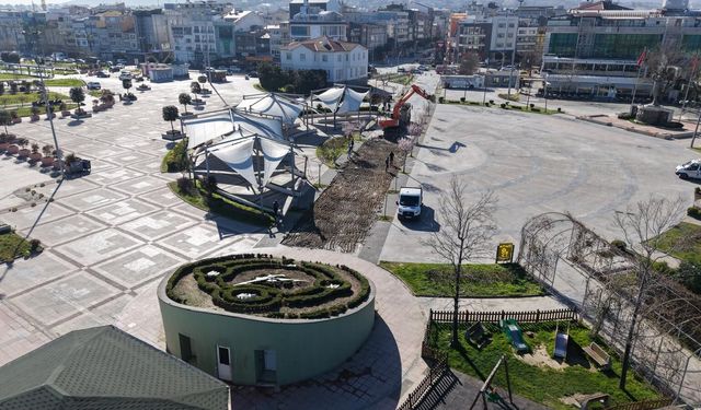 Yalova Belediyesi’nden 15 Temmuz Demokrasi ve Cumhuriyet Meydanı’nda Zemin Yenileme Çalışması