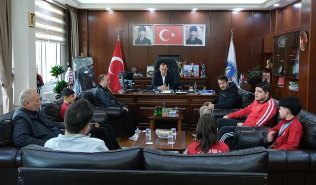 Çiftlikköy Belediyesporlu Karatecilerden Büyük Başarı: Şampiyon Sporcular Başkan Yele’yi Ziyaret Etti