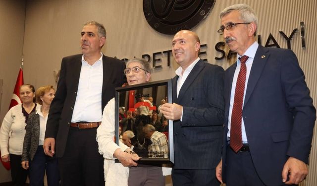 Yılın Annesi Lale Dondurmacı, göz yaşları arasında ödülünü aldı