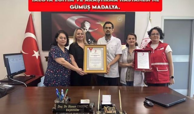 Yalova Eğitim ve Araştırma Hastanesi’ne Türk Kızılayı’ndan Gümüş Madalya Ödülü