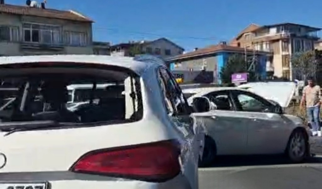 Yalova-İzmit Karayolu’nda Zincirleme Kaza: Çöp Kamyonu ve 2 Otomobil Çarpıştı