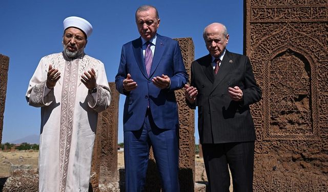 Cumhurbaşkanı Erdoğan ve Devlet Bahçeli Ahlat Selçuklu Kabristanı'nı Ziyaret Etti
