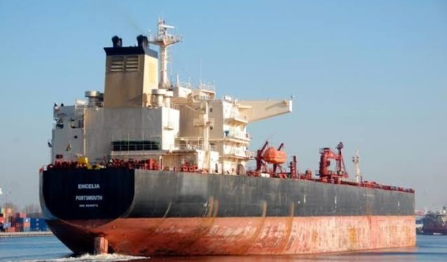 Kızıldeniz'de Sıcak Temas: Husiler Petrol Gemisini Vurdu!
