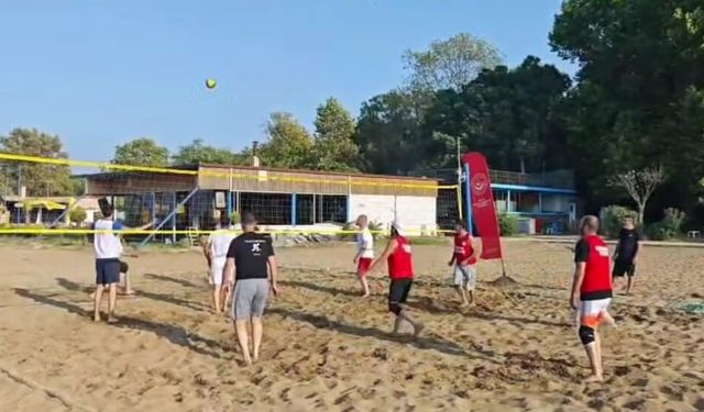 Yalova'da Kurumlar Arası Plaj Voleybolu Turnuvası Başladı: Personel Moral Buluyor