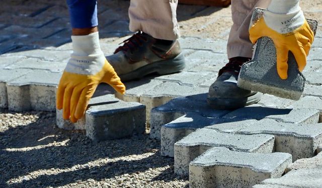 Yalova Belediyesi Ekipleri Kent Genelinde Sahada: Yağmur Suyu, Altyapı ve Parke Çalışmaları Sürüyor