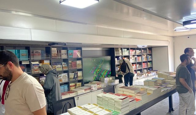 Türk Tarih Kurumu Mobil Kitap Satış Mağazası Yalova’da Kitapseverlerle Buluştu