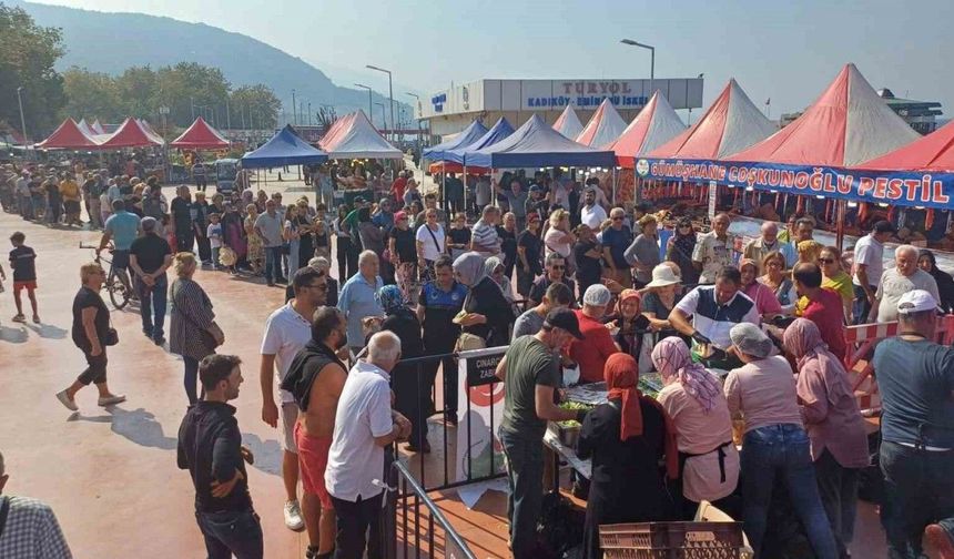 Çınarcık Hamsi Festivali’nde 3 Ton Hamsi İkram Edildi: Renkli Görüntüler ve Yöresel Lezzetler