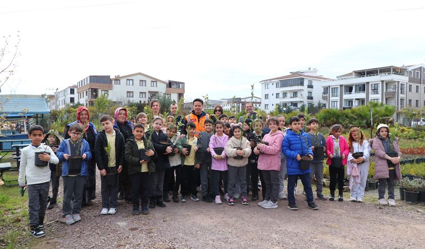Çiftlikköy’de Minik Eller Fidan Dikerek Orman Haftası’nı Kutladı