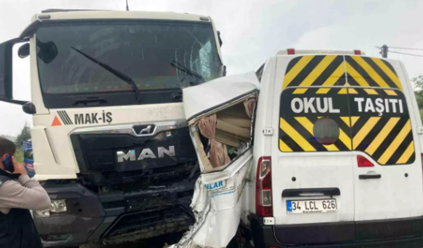 Yalova’da Minibüs ve Kamyon Çarpıştı: 3 Yaralı