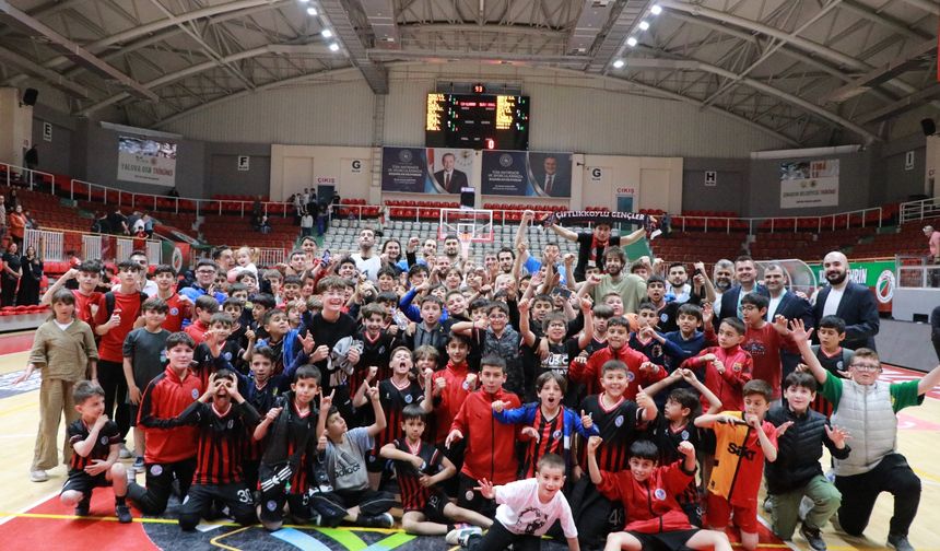Çiftlikköy Belediye Play-Off’ta Şov Yaptı