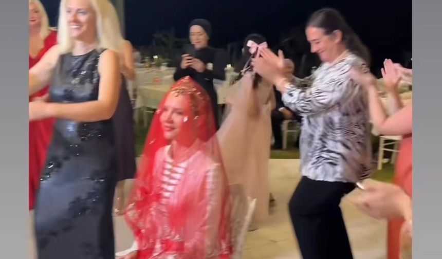 Rumen Şarkıcı Otilia, Yalova’da Türk Gelenekleriyle Düğün Yaptı