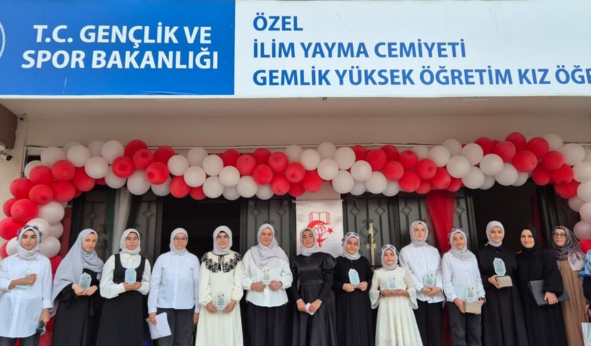 Gemlik İlim Yayma Cemiyeti Yaz Okulu'nda Mezuniyet Sevinci