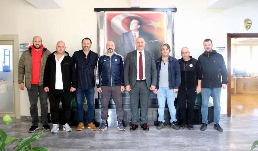 Çınarcık Belediye Başkanı Avni Kurt, Çınarcık Belediyespor Yöneticileriyle Sezon Değerlendirmesi Yaptı