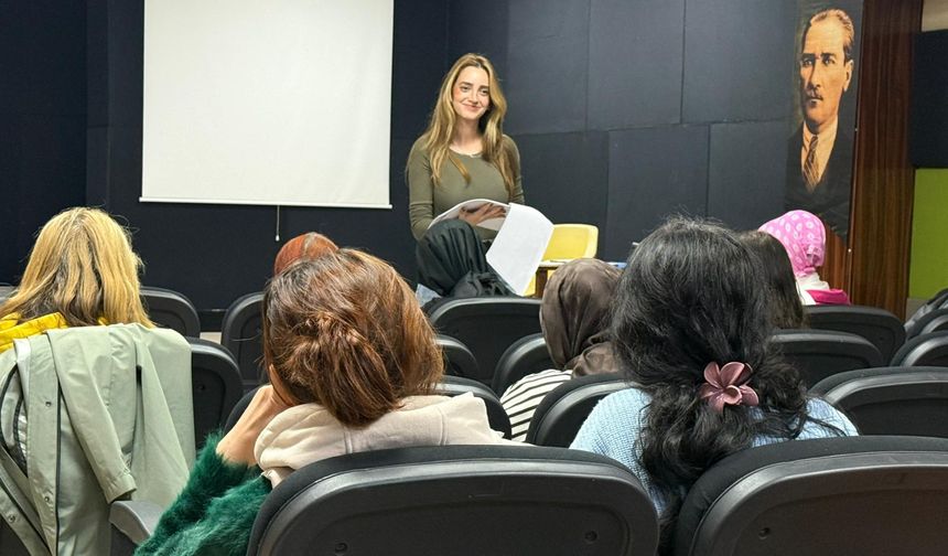 Yalova Belediyesi Kadın Tiyatro Ekibi Eğitimlerine “Metin Analizi” Uygulamasıyla Devam Ediyor