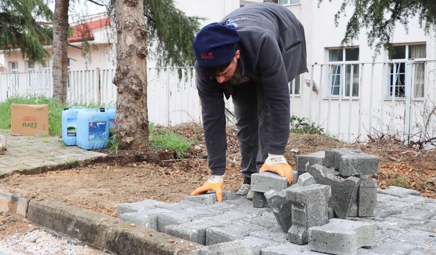 Adnan Menderes’te Parke Kaldırımlar Yenileniyor