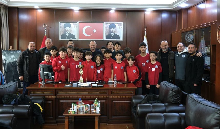 Çiftlikköy’ün Şampiyonları Kupalarıyla Başkan Yele’nin Konuğu Oldu